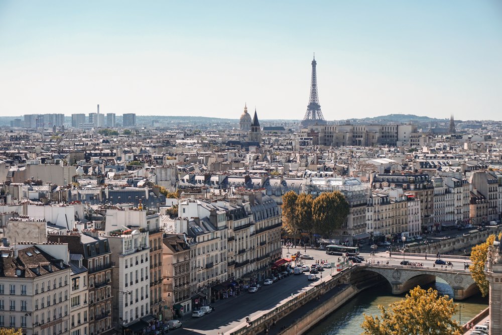 Paris com vista da Torre Eiffel no horizonte