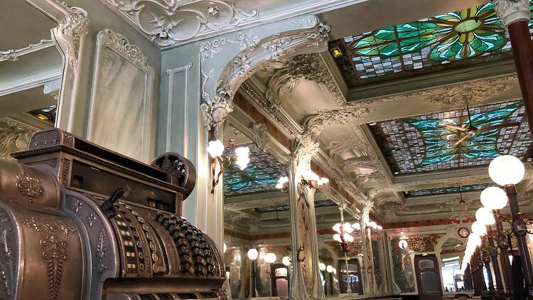 Salão em estilo Art Nouveau do restaurante Julien em Paris