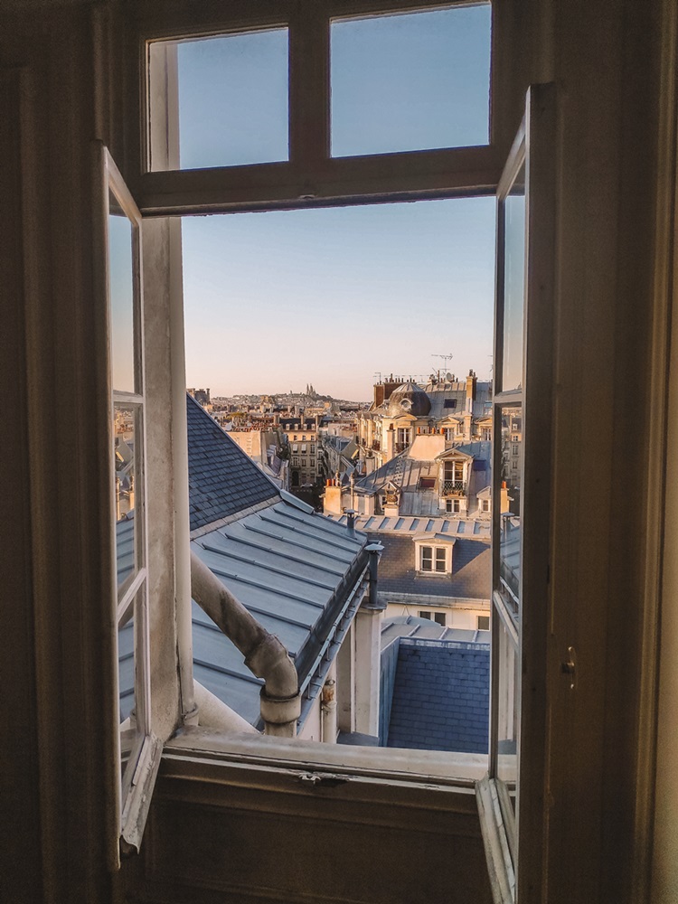 Vista da janela de um apartamento em Paris