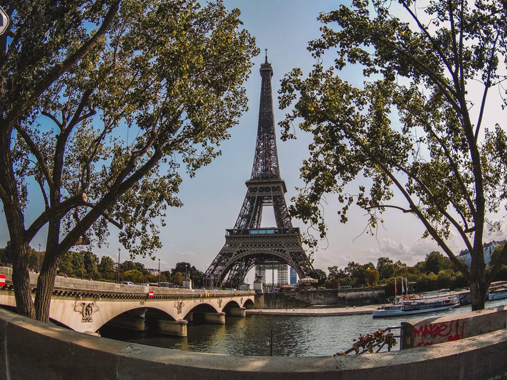 Rio Sena com a Torre Eiffel ao fundo.