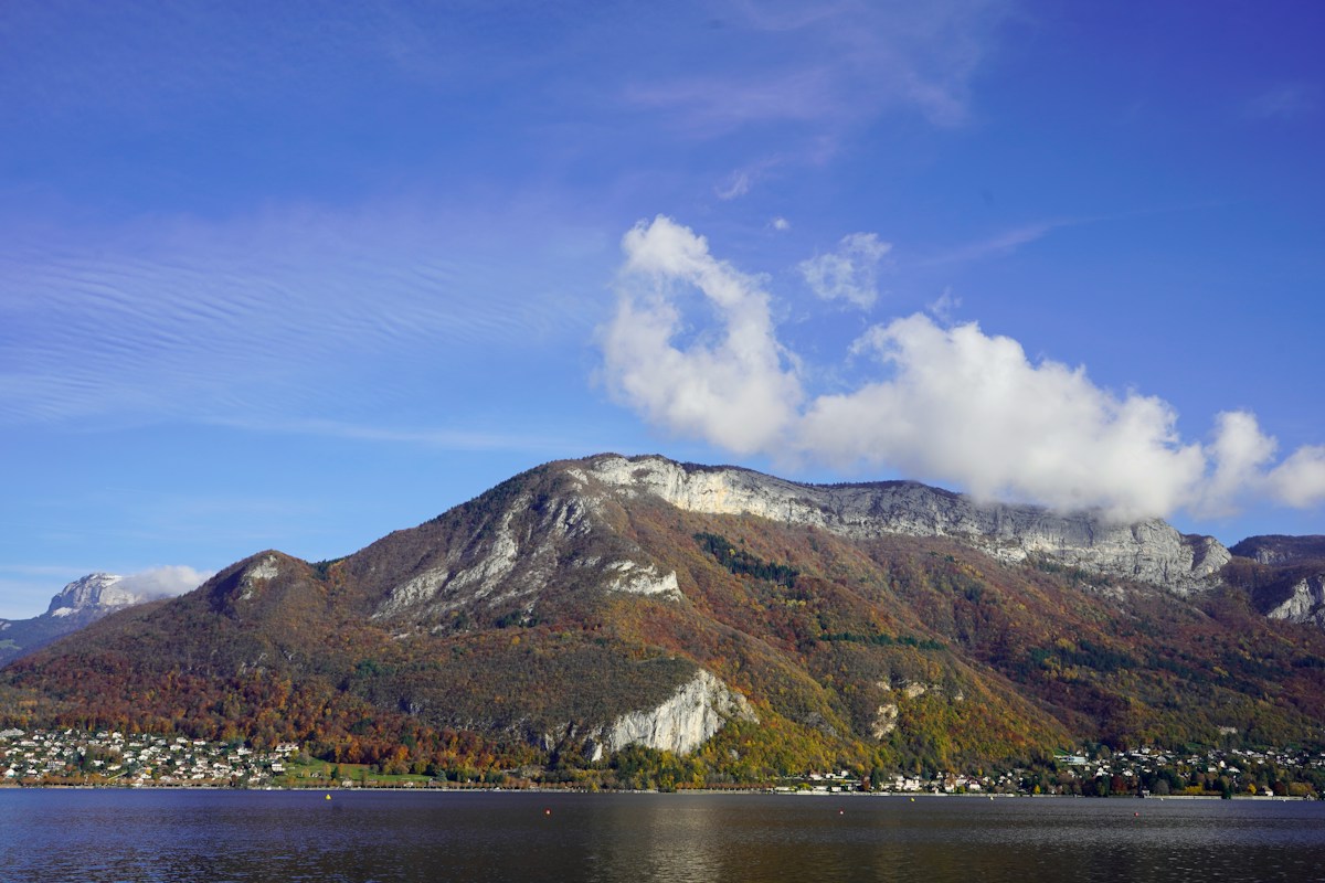 Lago de Annecy com montanhas ao fundo, na França