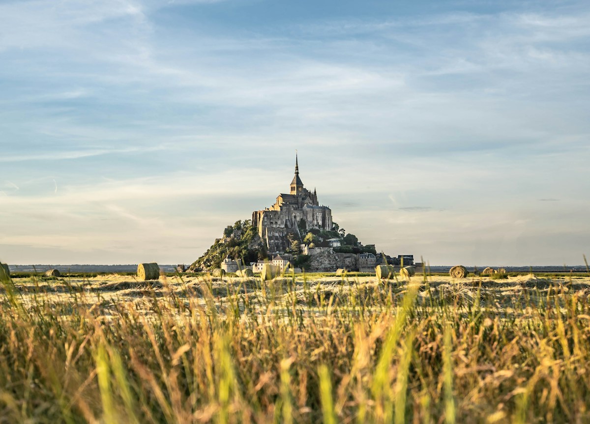 Mont Saint-Michel visto de um campo na Normandia