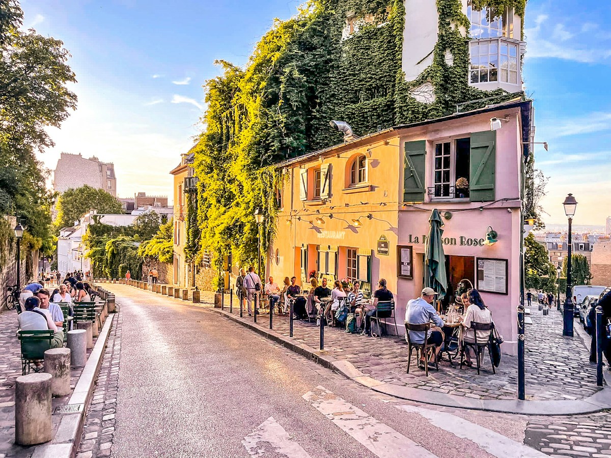 Café em uma rua de Montmartre, em Paris