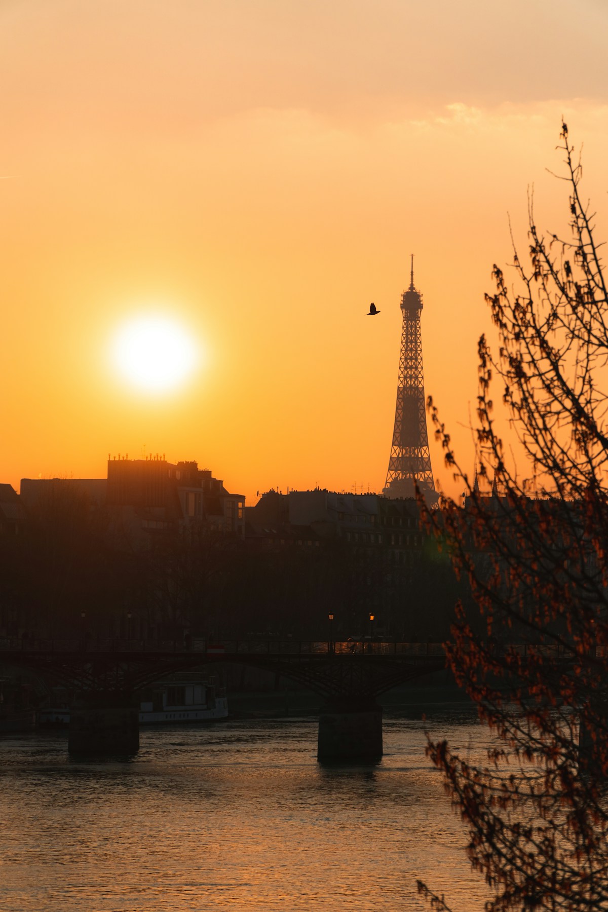 Pôr do sol sobre o rio Sena com a Torre Eiffel ao fundo